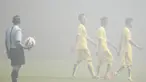 Suasana turunkan kabut asap akibat suar yang dinyalakan oleh suporter Persib Bandung saat laga melawan PS Polri di Stadion Wibawa Mukti, Bekasi. (Bola.com/Vitalis Yogi Trisna)