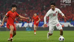 Pemain Timnas Indonesia, Nathan Tjoe-A-On berusaha melewati pemain China, Xie Wenneng saat laga lanjutan putaran ketiga Grup C Kualifikasi Piala Dunia 2026 di Qingdao Youth Stadium, Qingdao, China, Selasa (15/10/2024). (Dok. PSSI)