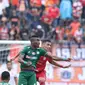 Bek Persija, Jaimerson Da Silva Xavier (kanan) berebut bola atas dengan pemain PSMS N Guessan Kissito saat laga kedua Semifinal Piala Presiden 2018 di Stadion Manahan, Solo, Jawa Tengah, Senin (12/2). Persija unggul 1-0. (Liputan6.com/Helmi Fithriansyah)