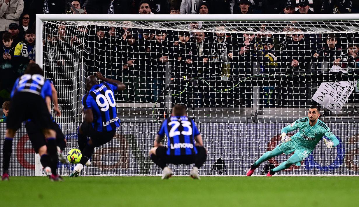 Striker Inter Milan, Romelu Lukaku mencetak gol ke gawang Juventus melalui eksekusi penalti untuk menyamakan skor 1-1 pada laga leg pertama semifinal Coppa Italia 2022/2023 di Allianz Stadium, Turin, Rabu (5/4/2023) dini hari WIB. (AFP/Marco Bertorello)