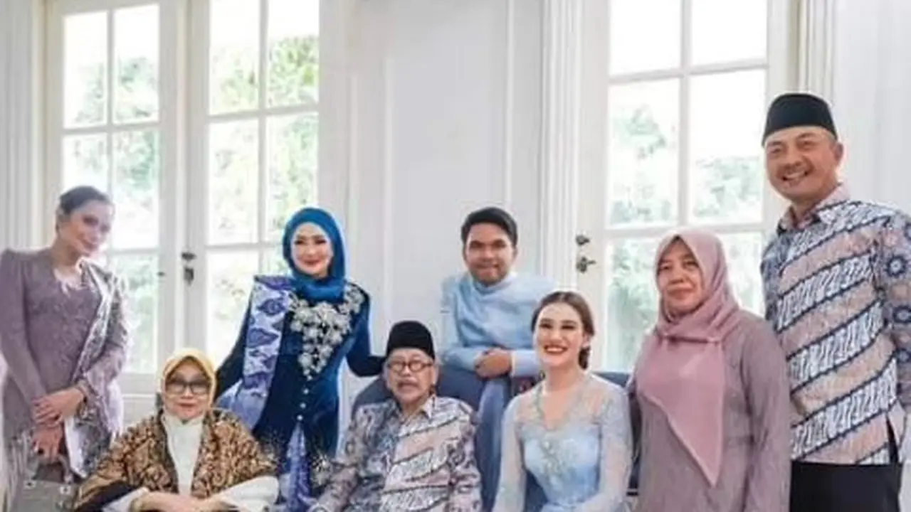 Potret keluarga besar Reza Artamevia di acara lamaran Thariq dan Aaliyah (Sumber: Instagram/@rezaartameviaofficial)