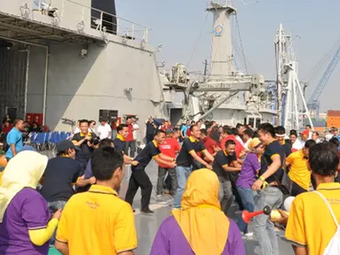 Citizen6, Tanjung Priok: Segenap karyawan Bank Mandiri Area Tanjung Priok melaksanakan senam aerobik dalam kegiatan  Employee gathering  di Geladak Helly KRI Banda Aceh-593, Mako, Tanjung Priok, Jakarta pada, Minggu (1/7). (Pengirim: Dispenkolinlamil)