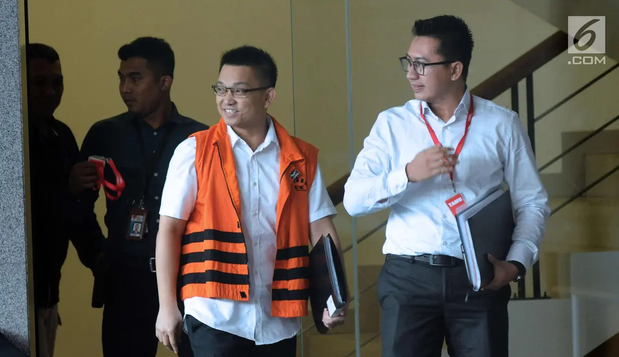 Tersangka penyuap hakim PT Sulawesi Utara Sudiwardono, Aditya Anugrah Moha (kedua kanan) usai menjalani pemeriksaan lanjutan di Gedung KPK, Jakarta, Kamis (14/12). Aditya resmi ditahan KPK pada 8 Oktober 2017 lalu. (Liputan6.com/Helmi Fithriansyah)
