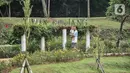Warga saat mengajak anaknya bermain di Taman Maju Bersama (TMB) Panjang Cipedak, Jagakarsa, Jakarta Selatan, Rabu (26/1/2022). Pembangunan 31 TMB tersebut diharapkan dapat mengendalikan banjir di Ibu Kota. (merdeka.com/Iqbal S. Nugroho)