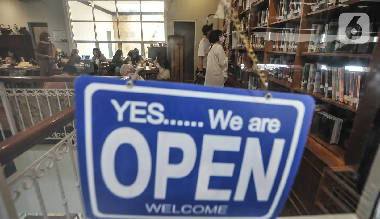 Pengunjung membaca buku di perpustakaan Baca Di Tebet, Tebet, Jakarta Selatan, Minggu (29/5/2022). Perpustakaan Baca Di Tebet yang didirikan pada Februari lalu menjadi alternatif bagi warga yang membutuhkan ruang literasi dan diskusi dengan suasana nyaman sekaligus meningkatkan minat baca bagi generasi milenial yang dilengkapi sekitar 25.000 buku. (merdeka.com/Iqbal S Nugroho)