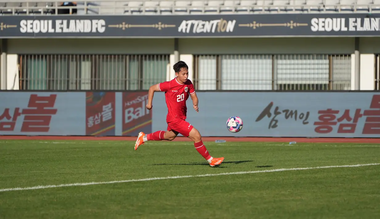 Pemain Timnas Indonesia U-20, Arlyansyah Abdulmanan menggiring bola ke area pertahanan Thailand U-20 pada laga kedua Turnamen Seoul Earth on Us Cup 2024 di Stadion Mokdong, Seoul, Korea Selatan, Jumat (30/8/2024). (Dok. PSSI)