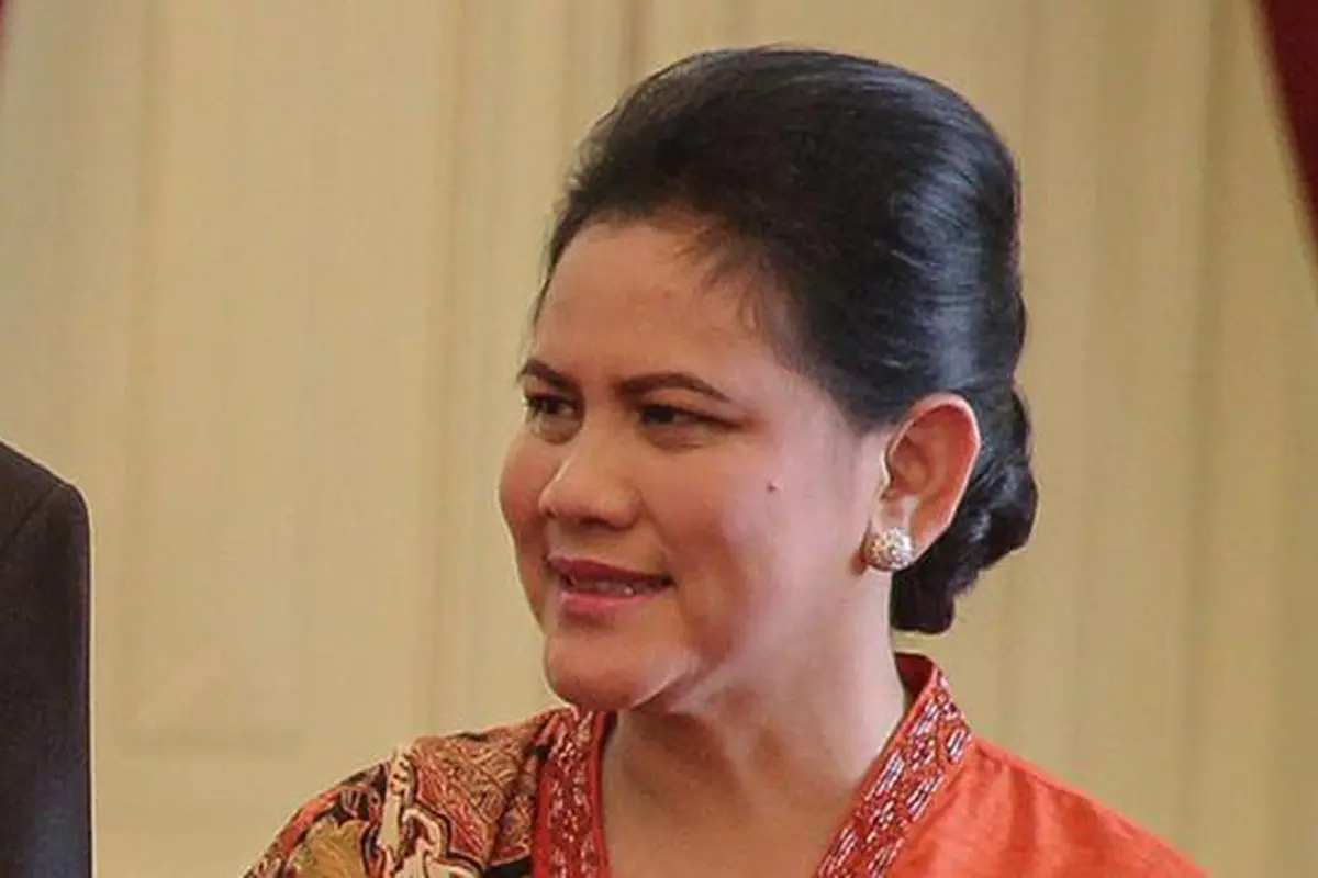 Iriana Widodo, Ibu Negara Pertama yang Terbang di kelas Ekonomi!