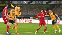 Pemain Wolverhampton Wanderers Fabio Silva (tengah) menyundul bola ke gawang Liverpool pada pertandingan Liga Inggris di Stadion Molineux, Wolverhampton, Inggris, Senin (15/3/2021). Liverpool menang 1-0. (AP Photo/Paul Ellis,Pool)