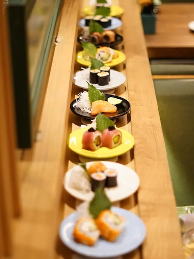 Makan sushi bisa liburan ke Jepang