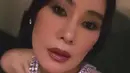 Wajahnya dipoles makeup glam, dengan mengaplikasikan blush on pink dan bibirnya dipoles lipstik glossy maroon. Matanya dihiasi eyeshadow coklat shimmer. Rambut panjangnya dibiarkan terurai indah. [@inathomas]