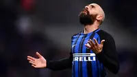 Gelandang Inter Milan, Borja Valero, tampak kecewa usai gagal mengalahkan Lazio pada laga Serie A, Italia di Stadion Giuseppe Meazza, Milan, Sabtu (30/12/2017). Inter Milan ditahan imbang 0-0 oleh Lazio. (AFP/Marco Bertorello)