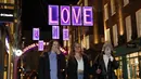 Orang-orang berjalan di sepanjang Carnaby Street yang dihiasi berbagai dekorasi Natal di pusat kota London, Inggris (30/11/2020). (Xinhua/Han Yan)