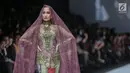 Model memperagakan busana rancangan Anne Avantie yang bertajuk Badai Pasti Berlalu pada perhelatan Jakarta Fashion Week 2019 di Senayan City, Selasa (23/10). (Liputan6.com/Faizal Fanani)