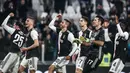 Para pemain Juventus merayakan kemenangan atas Udinese pada laga Serie A di Stadion Allianz, Turin, Minggu (15/12). Juventus menang 3-1 atas Udinese. (AFP/Isabella Bonotto)