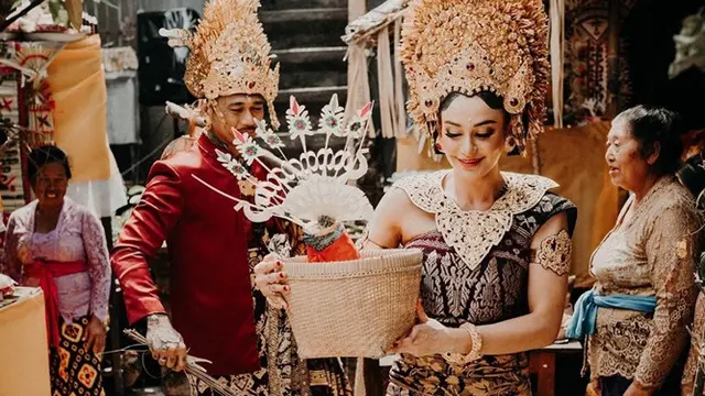 7 Potret Jerinx dan Nora Alexandra Philip Saat Lakukan Upacara Pernikahan Adat Bali