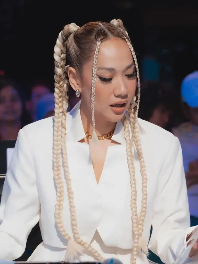 Bunga Citra Lestari dengan beragam tatanan rambut blonde. [@itsmebcal]