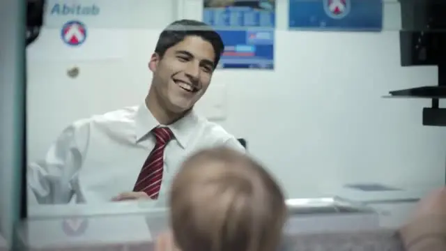 Di iklan komersial berbahasa Spanyol ini, Luis Suarez berperan sebagai pegawai kantor.