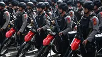 Polisi bersenjata lengkap menghadiri apel pengamanan Pemilu 2019 di Bogor, Jawa Barat, Rabu (10/4). Apel diikuti 4.000 personel gabungan TNI-Polri. (ADEK BERRY/AFP)