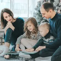 Ajari anak untuk mengelola keuangan dengan bijak. (unsplash.com/@annhwa)