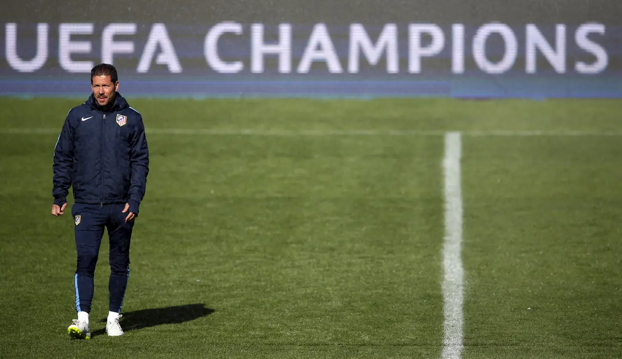 Diego Simeone memimpin sesi latihan terakhir Atletico Madrid (REUTERS/Juan Medina) 