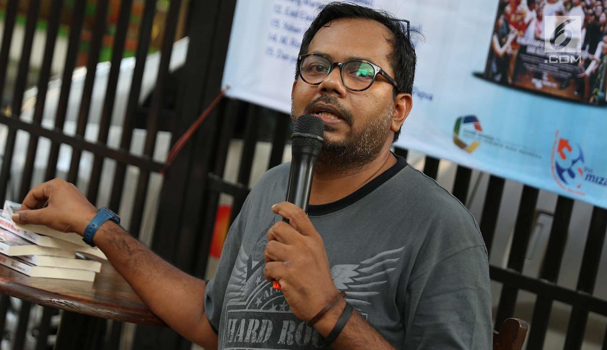 Aktivis HAM Haris Azhar menjadi pembicara dalam bedah buku dan diskusi bertajuk “20 Tahun Reformasi di Mata Kaum Muda”, Jakarta (5/5). Acara mengulas pandangan peran generasi muda Indonesia sebagai insan penerus bangsa. (Liputan6.com/Immanuel Antonius)