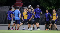 Sejumlah pemain Timnas Argentina U-17 melakukan latihan resmi jelang perebutan peringkat ketiga Piala Dunia U-17 2023 melawan Timnas Mali U-17 di Stadion Manahan, Solo, Jawa Tengah, Kamis (30/11/2023). (Bola.com/Bagaskara Lazuardi)