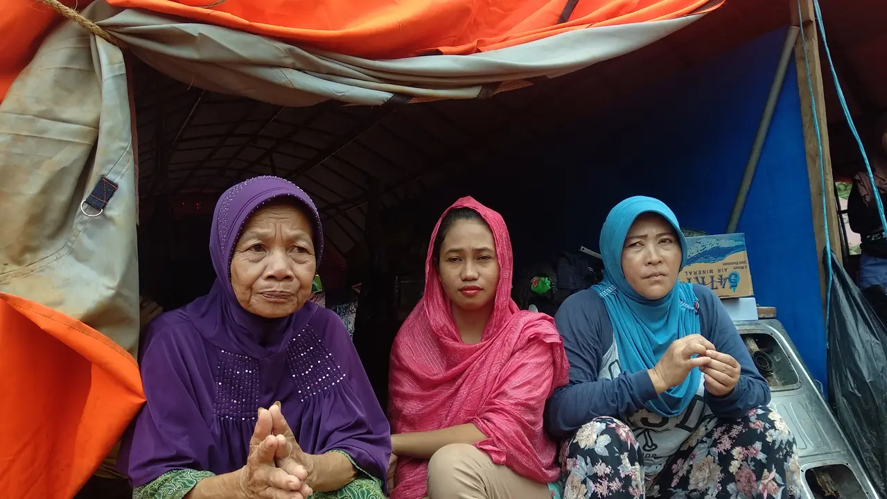 Idawati (43) bersama warga desa Tapuwatu, Kecamatan Asera, Konawe Utara di tenda pengungsian.(Liputan6.com/Ahmad Akbar Fua)