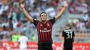 Bomber AC Milan, Carlos Bacca, melakukan selebrasi usai menaklukkan Chievo. Kemenangan ini mengantar Milan ke posisi lima klasemen Serie A dan membuat Bacca memimpin daftar pencetak gol terbanyak. (EPA/Matteo Bazi)