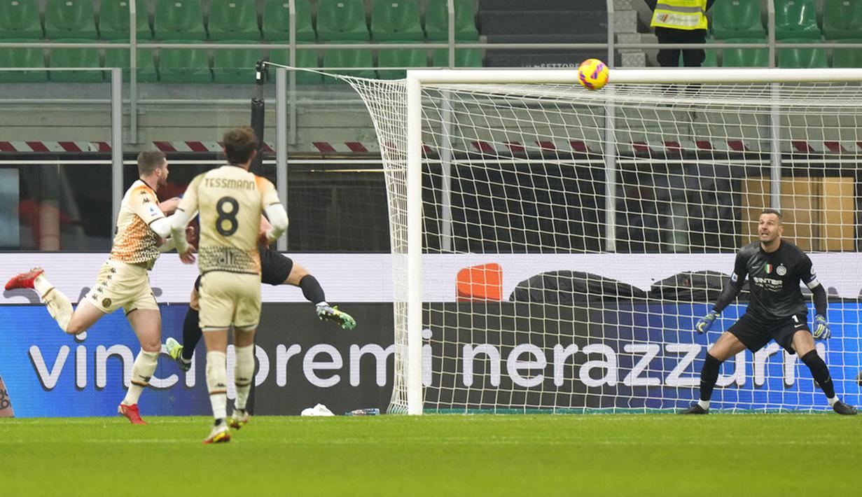 Pemain Venezia Thomas Henry (kiri) mencetak gol ke gawang Inter Milan pada pertandingan sepak bola Liga Italia di Stadion San Siro, Milan, Italia, 22 Januari 2022. Inter Milan menang 2-1. (AP Photo/Luca Bruno)