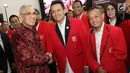 Ketua Dewan Pembina PKPI, Try Sutrisno, menyampaikan ucapan selamat kepada Ketua Umum PKPI Diaz Hendropriyono saat pelantikan pengurus DPN PKPI periode 2018-2024 di Jakarta, Rabu (30/5). (Liputan6.com/Immanuel Antonius)
