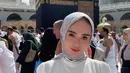 Yuni Shara baru-baru ini mengunggah potret saat melakukan ibadah umroh di Tanah Suci. Ia terlihat makin awet muda berkat jilbab yang ia kenakan. (Liputan6.com/IG/@yunishara36).