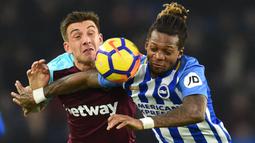 Bek Brighton and Hove Albion, Gaetan Bong (kanan) berebut bola dengan striker West Ham, Jordan Hugil pada laga Liga Inggris 2017/2018 di American Express Community Stadium, Brighton (3/2/2018). Gaetan Bong tampil di Premier League Liga Inggris bersama Brighton and Hove Albion selama 2,5 musim pada 2017/2018 hingga tengah musim 2019/2020. Sejatinya ia telah memperkuat Brighton sejak 2015/2016 saat masih berkompetisi di Championship. Di Premier League ia total tampil dalam 51 laga bersama Brighton. (AFP/Glyn Kirk)