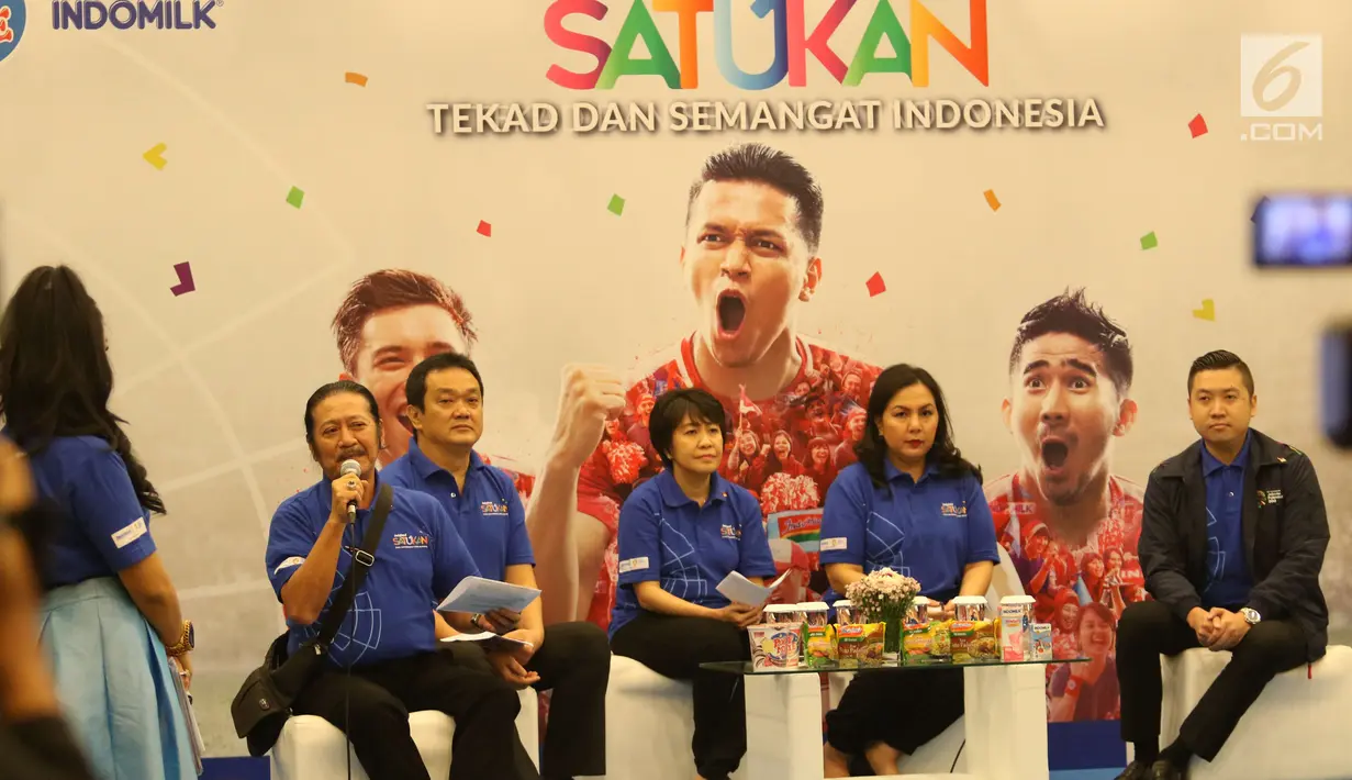 Direktur PT Indofood Sukses Makmur Tbk (INDF) Franciscus Welirang (kiri) memberi keterangan terkait persiapan Asian Games 2018 di Jakarta, Kamis (26/4). INDF menyatakan dukungannya sebagai official partner Asian Games 2018. (Liputan6.com/Angga Yuniar)