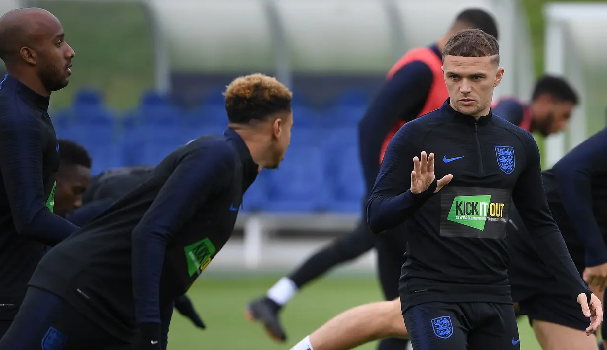 Pemain Timnas Inggris, Jesse Lingard (tengah) berbincang dengan Kieran Trippier (kanan) dan Fabian Delph saat sesi latihan jelang menghadapi Swiss dalam pertandingan UEFA Nations League, Inggris, Minggu (10/9). (PAUL ELLIS/AFP)
