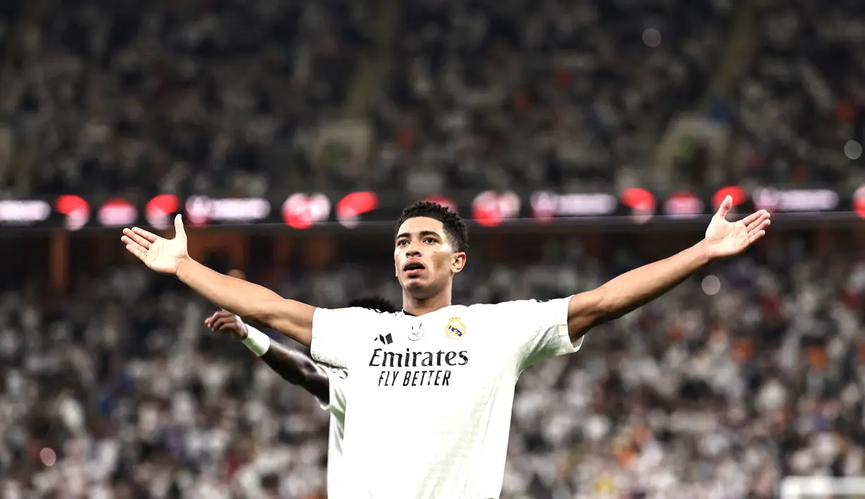 Pemain Real Madrid, Jude Bellingham, melakukan selebrasi setelah mencetak gol ke gawang Real Mallorca dalam laga semifinal Piala Super Spanyol 2025 yang digelar di King Abdullah Sports City, Jeddah, Jumat (10/1/2025) dini hari WIB. (AFP/fadel Senna)