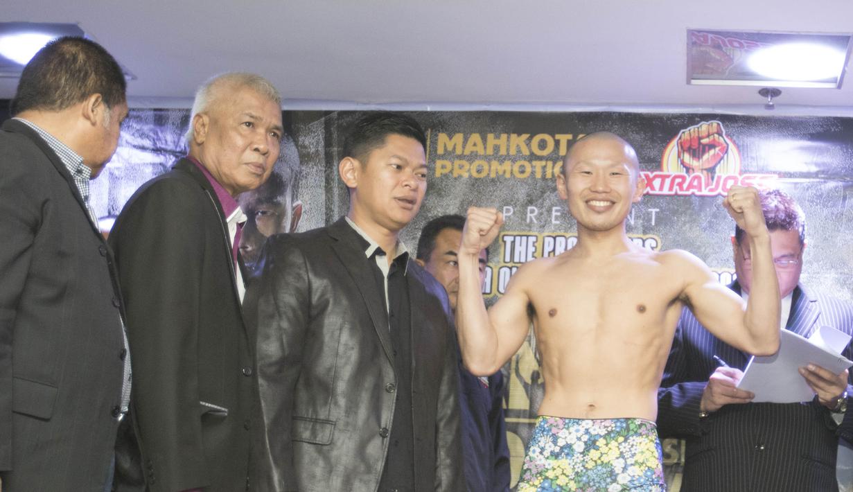 Petinju Jepang, Yoshitaka Kato, memiliki berat badan 61,1 kilogram. (Bola.com/Vitalis Yogi Trisna)