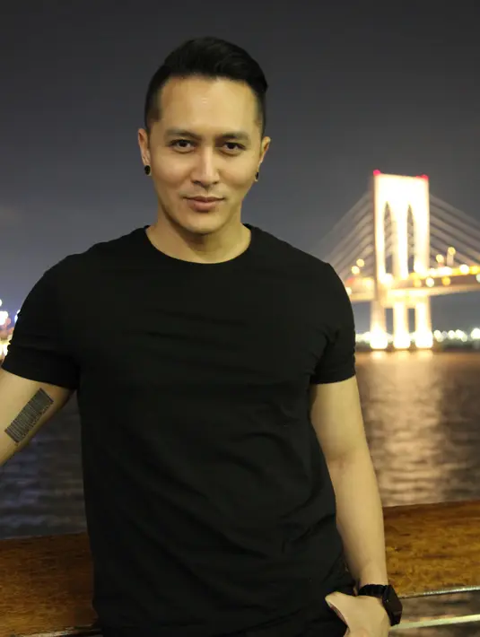 Malam hari pada kunjungan Demian Aditya pada hari keduanya di Macau, ia menikmati indahnya lampu kota dari Macau Tower. (Aldivano/Bintang.com)