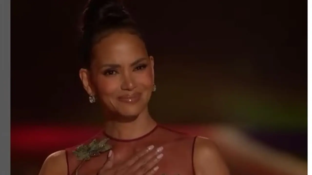Saat Halle Berry Kembali Kenakan Gaun Menerawang Ikonis Elie Saab di Malam Memenangkan Oscar 22 Tahun Kemudian. foto: Instagram @!halleberry