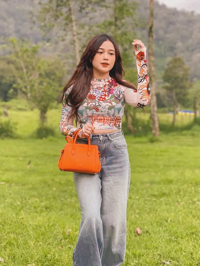 Brisia Jodie dengan tas Knott dari Kate Spade New York