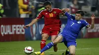 Eden Hazard diadang pemain Bosnia, Mohamad Besic (REUTERS/Dado Ruvic)