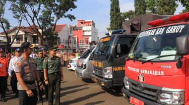 Sejumlah pejabat perwakilan dinas intansi Garut, tengah menyaksikan kesiapan kendaraan taktis dan alat berat dalam Apel Siaga Gabungan Natal dan Tahun Baru di Garut