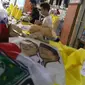 Pekerja menyelesaikan pembuatan atribut partai di Jakarta, Senin (15/10). Dalam sehari, pekerja di pabrik konveksi tersebut bisa memproduksi hingga 2.000 potong atribut partai, mulai dari kaos, bendera, dan topi. (Liputan6.com/Immanuel Antonius)