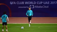 Bintang Real Madrid, Cristiano Ronaldo, mengontrol bola saat latihan di Stadion NY University Abu Dhabi, UAE, Senin (11/12/2017). Los Blancos bersiap jelang semifinal FIFA Club World Cup. (AFP/Giuseppe Cacace)