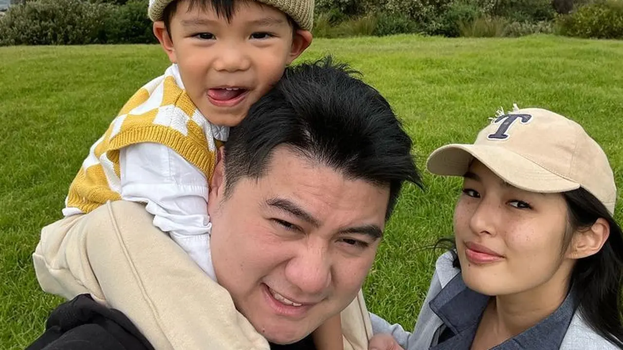Chef Arnold kembali berkumpul dengan anak dan istrinya di Australia.