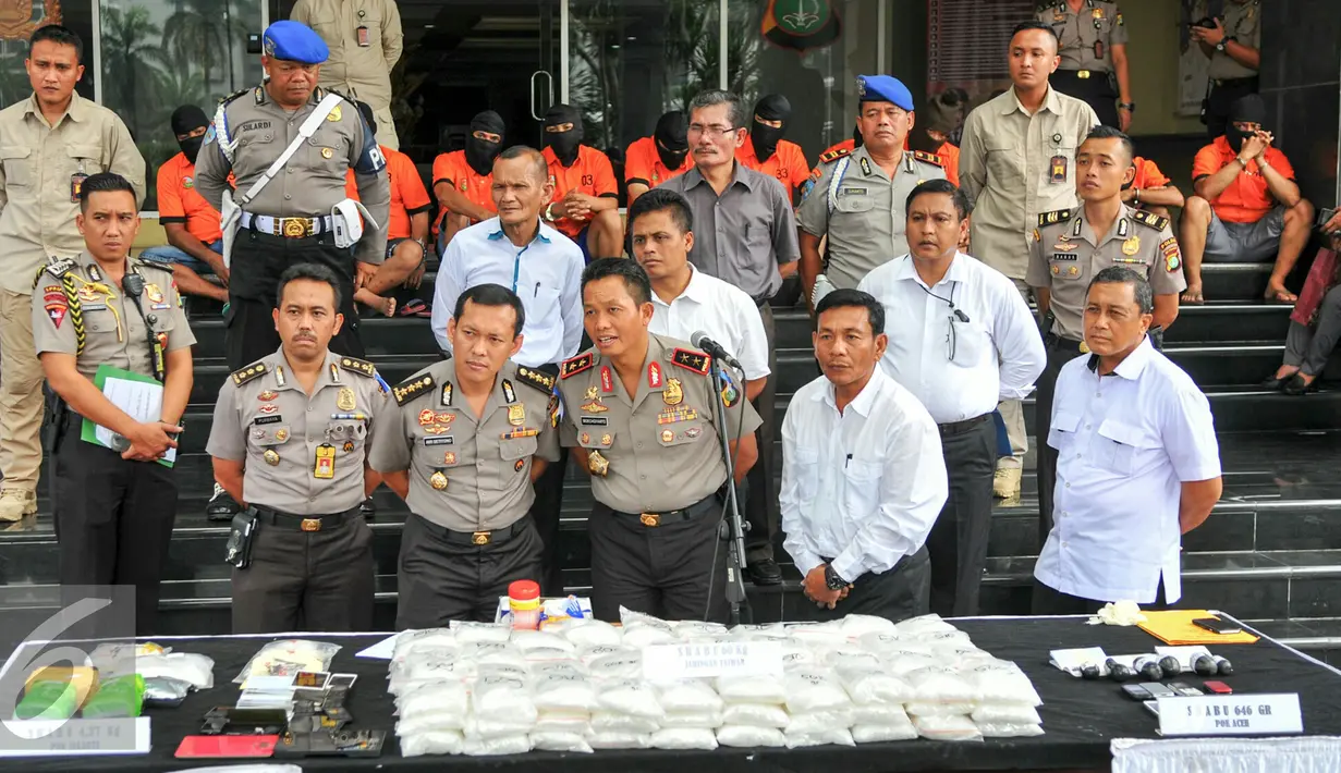 Satuan Dirnarkoba Polda Metro berhasil mengungkap jaringan narkotika internasional jenis sabu dari kelompok Taiwan, Jakarta, (23/5). Polda berhasil mengamankan 7 tersangka WNI dan 3 WN asal Korea dan barang bukti 65 kg sabu. (Liputan6.com/Yoppy Renato)