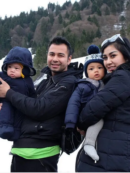 “Dulu kita masih kecil dan tumbuh bersama dari kecil,sekarang kita sudah punya anak kecil dan mengurus anak kecil ... Hehehe ... Love u sis @nissyaa ❤️. Tulis Raffi yang berfoto bersama adiknya. (Foto:Instagram/raffinagita1717)