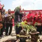 Yusron perajin kain bekas jadi pot bersama Bupati Purbalingga, Dyah Hayuning Pratiwi. (Foto: Liputan6.com/Humas Protokol PBG/Muhamad Ridlo)