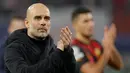 Pelatih Manchester City, Pep Guardiola bertepuk tangan untuk penggemar usai bertanding melawan  RB Leipzig pada pertandingan leg pertama babak 16 besar Liga Champions di Red Bull Arena, Jerman, Kamis (23/2/2023). Manchester City bermain imbang dengan Leipzig dengan skor 1-1. (AFP/Odd Andersen)