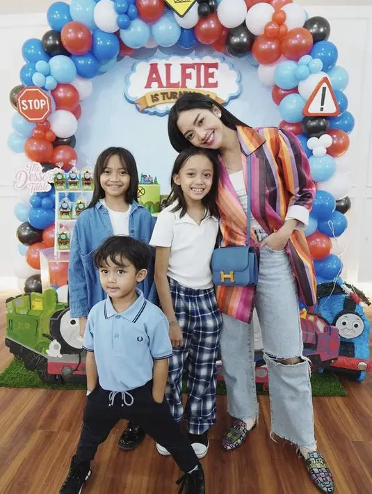 <p>Ririn juga tampil kasual mengenakan outer blazer colorfull garis-garis dipadukan tank top putih sebagai inner. Ia juga mengenakan celana denim ripped dan slingbag biru Hermesnya.&nbsp;@ririndwiariyanti</p>