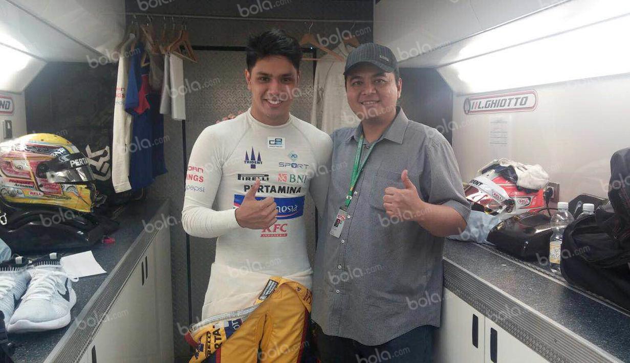 Pebalap Trident asal Indonesia, Philo Paz Armand (kiri), bersama wartawan Bola.com, Reza Khomaini, saat GP2 Spanyol di Sirkuit Catalunya, Spanyol, Jumat (13/5/2016). (Bola.com/Istimewa)